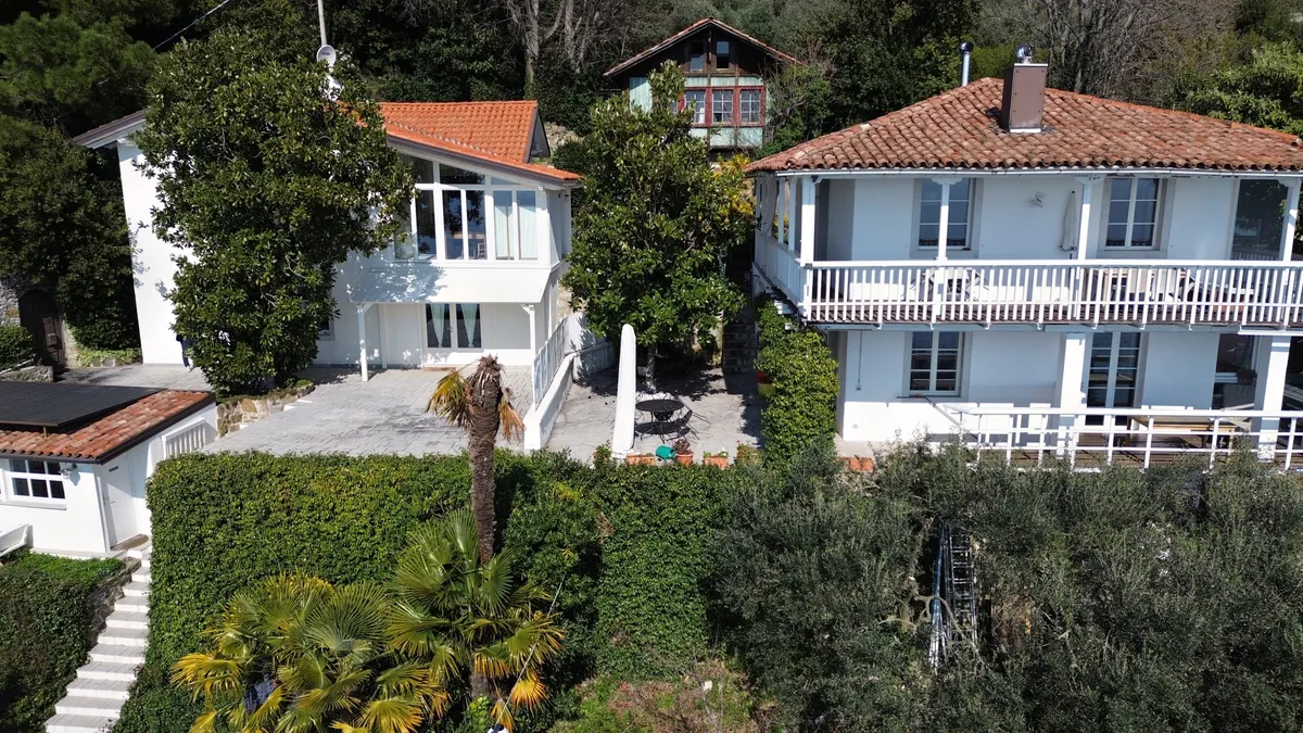Due ville e uno chalet sul golfo · Strada Costiera