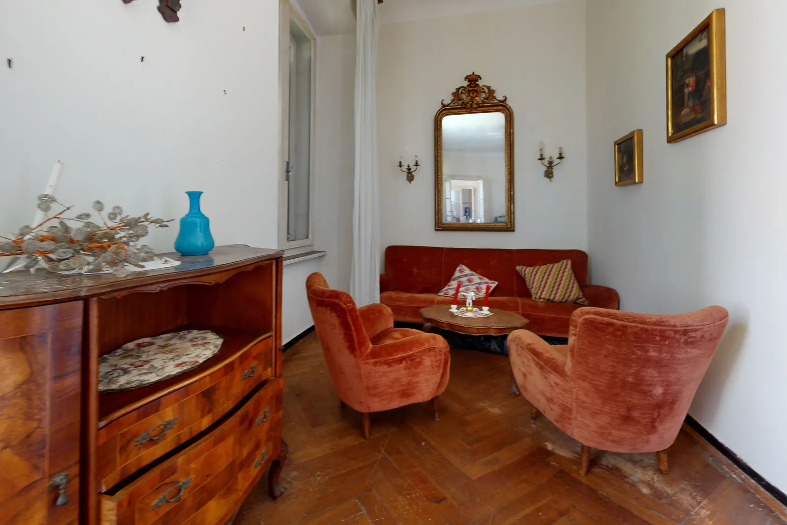Mali salon s pozlačenim ogledalom