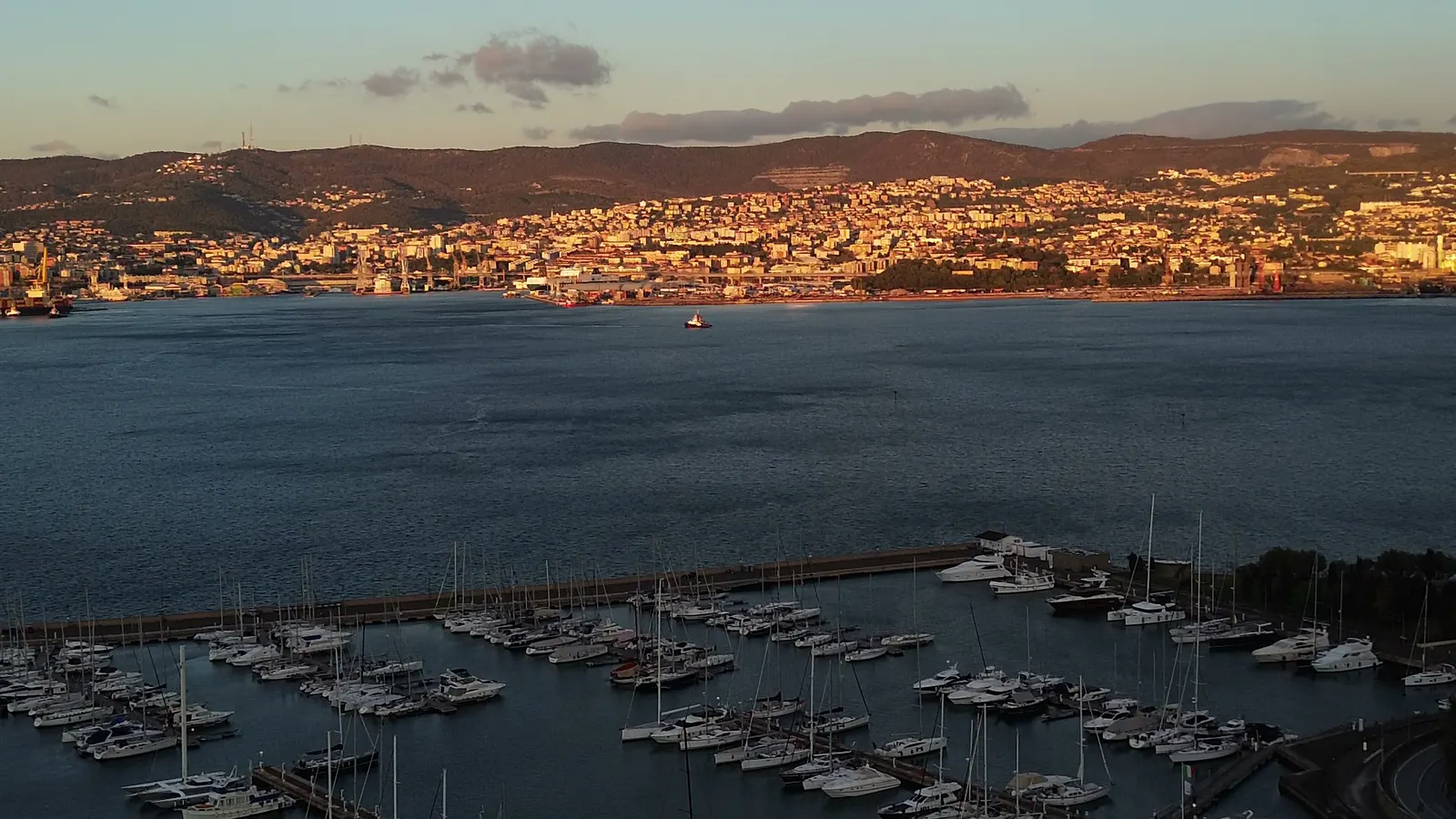 Trieste al tramonto, oltre il golfo