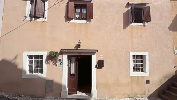Casa di pietra a Contovello, sopra Miramare