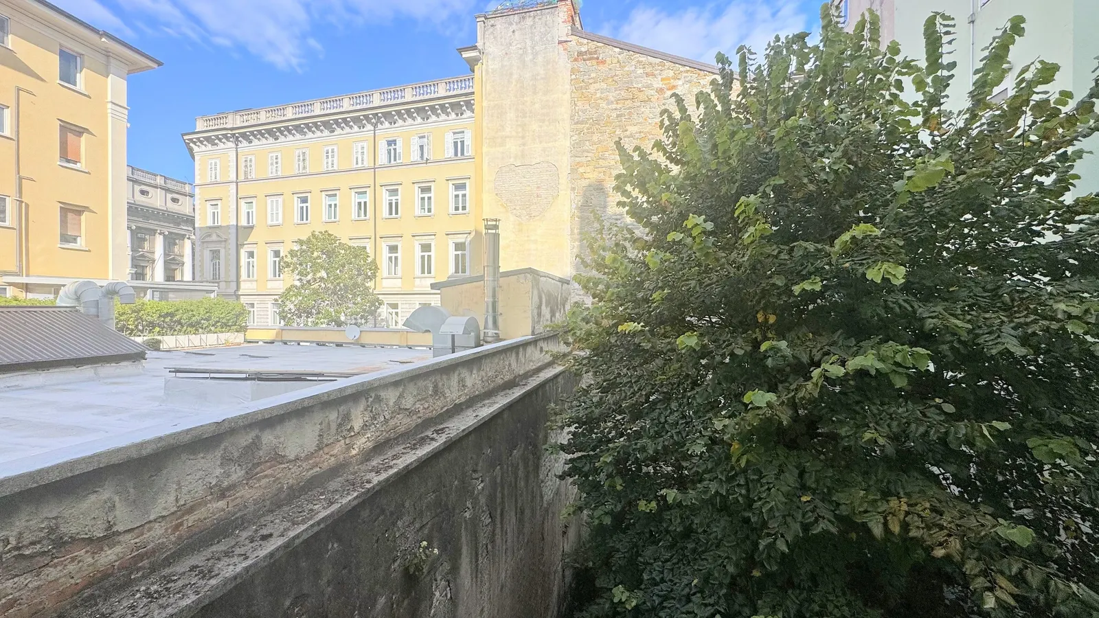 Appartamento in un palazzo del 1898 sulla piazza della Sinagoga — Le camere guardano un albero, non una strada