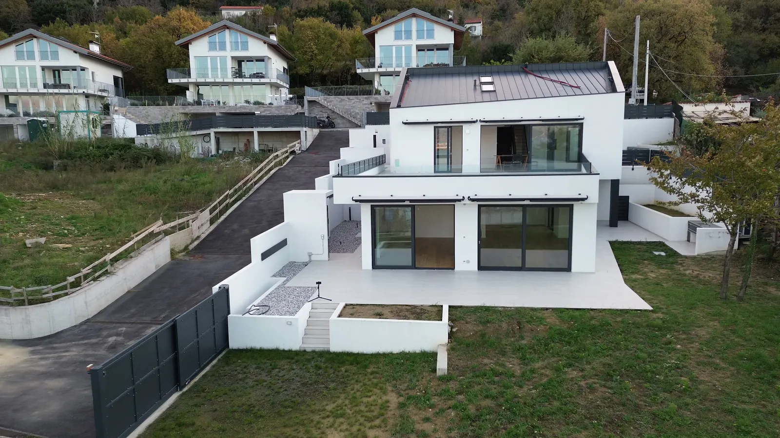 Single-Level Villa with Sea-View Garden — Fontanella, Muggia — Steps from the road to the home, and inside.