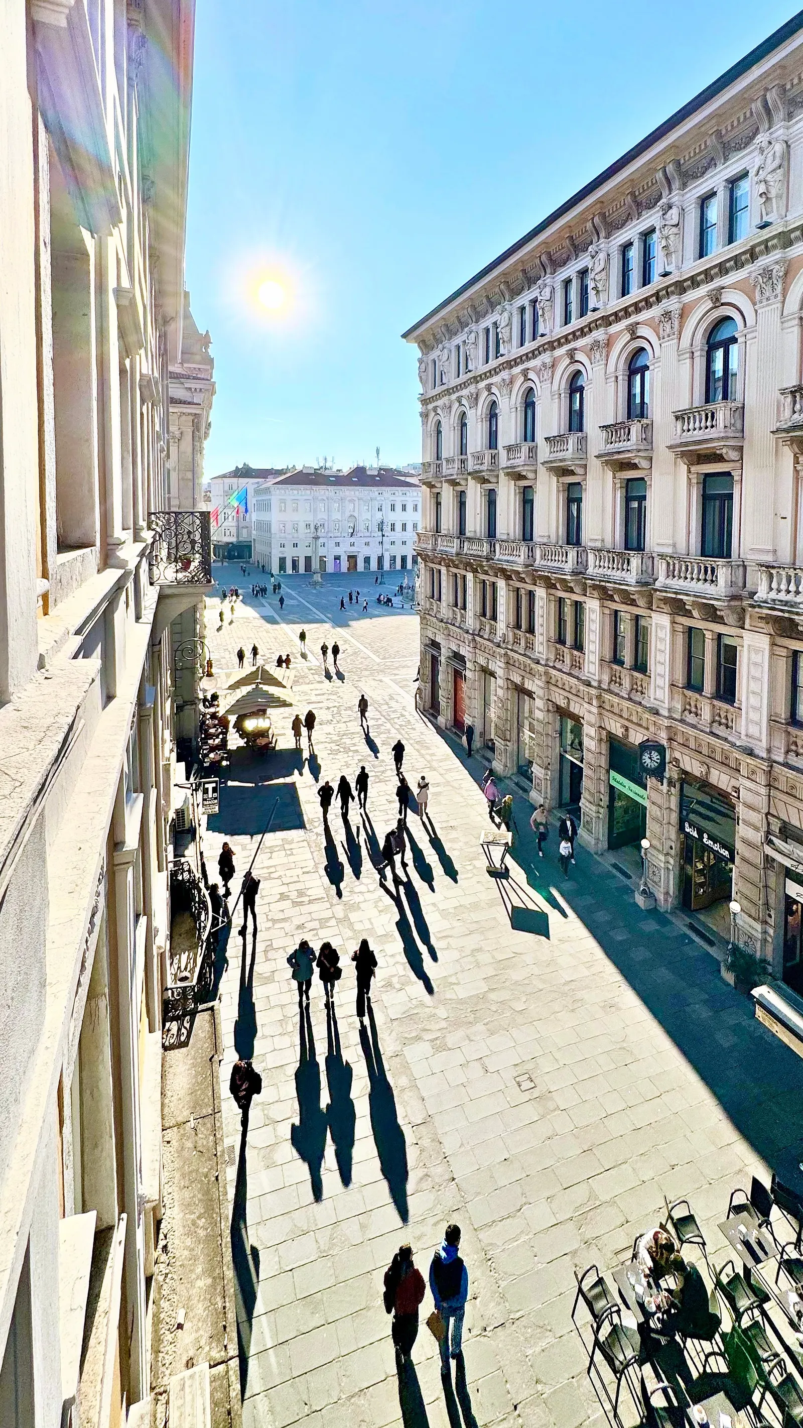 Il sole del pomeriggio, verso Piazza Unità