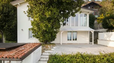 Historic villa, Strada Costiera