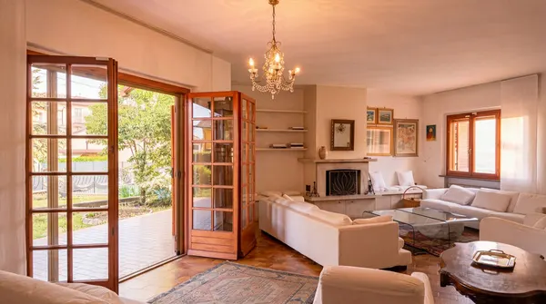 Villa indipendente con tre garage e giardino — Begliano