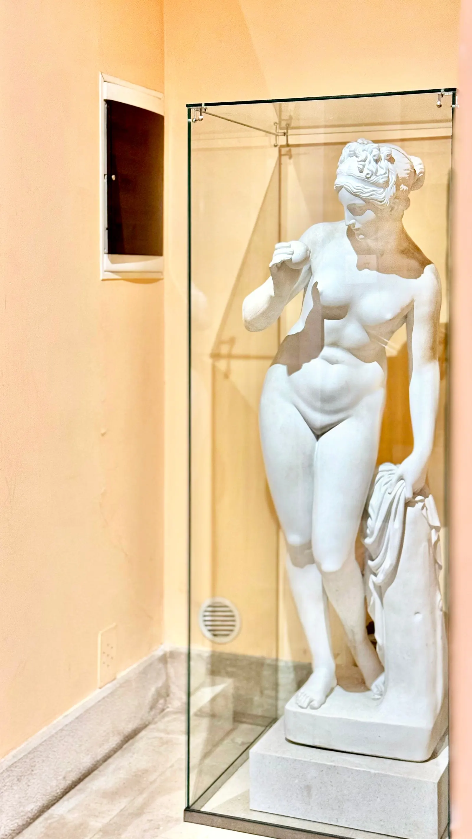 La statua nell'atrio