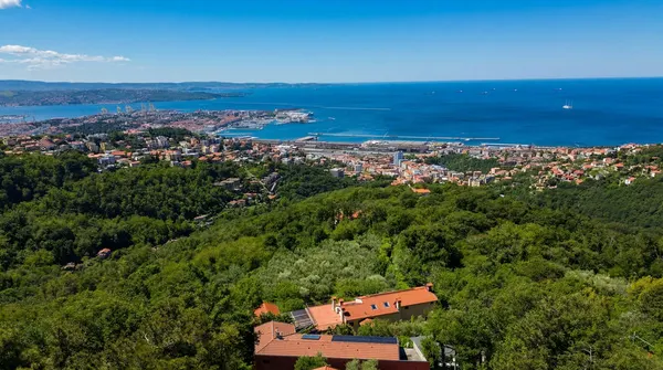 Villino (pluri unità) con parco gigante, vista mare. Via degli Olmi alta.