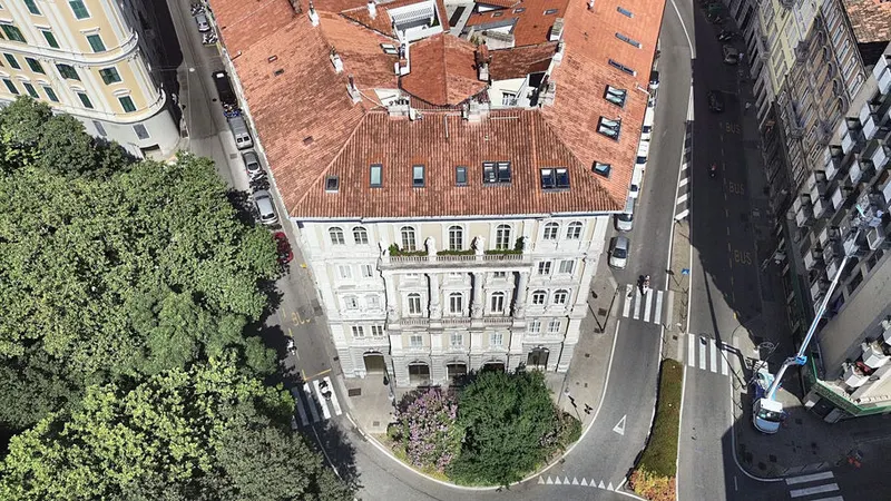 Renovated Two-Room Flat Overlooking the Public Gardens