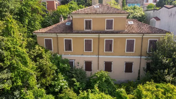 Villa d'epoca da ristrutturare, parco privato — San Luigi