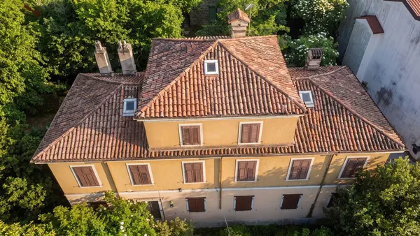 Villa d'epoca da ristrutturare, parco privato — San Luigi