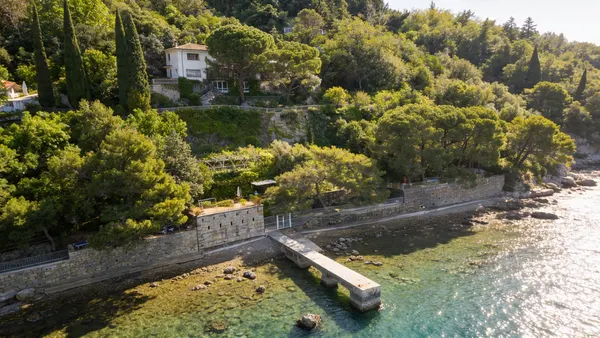 Villa 700mq Strada Costiera, molo privato.