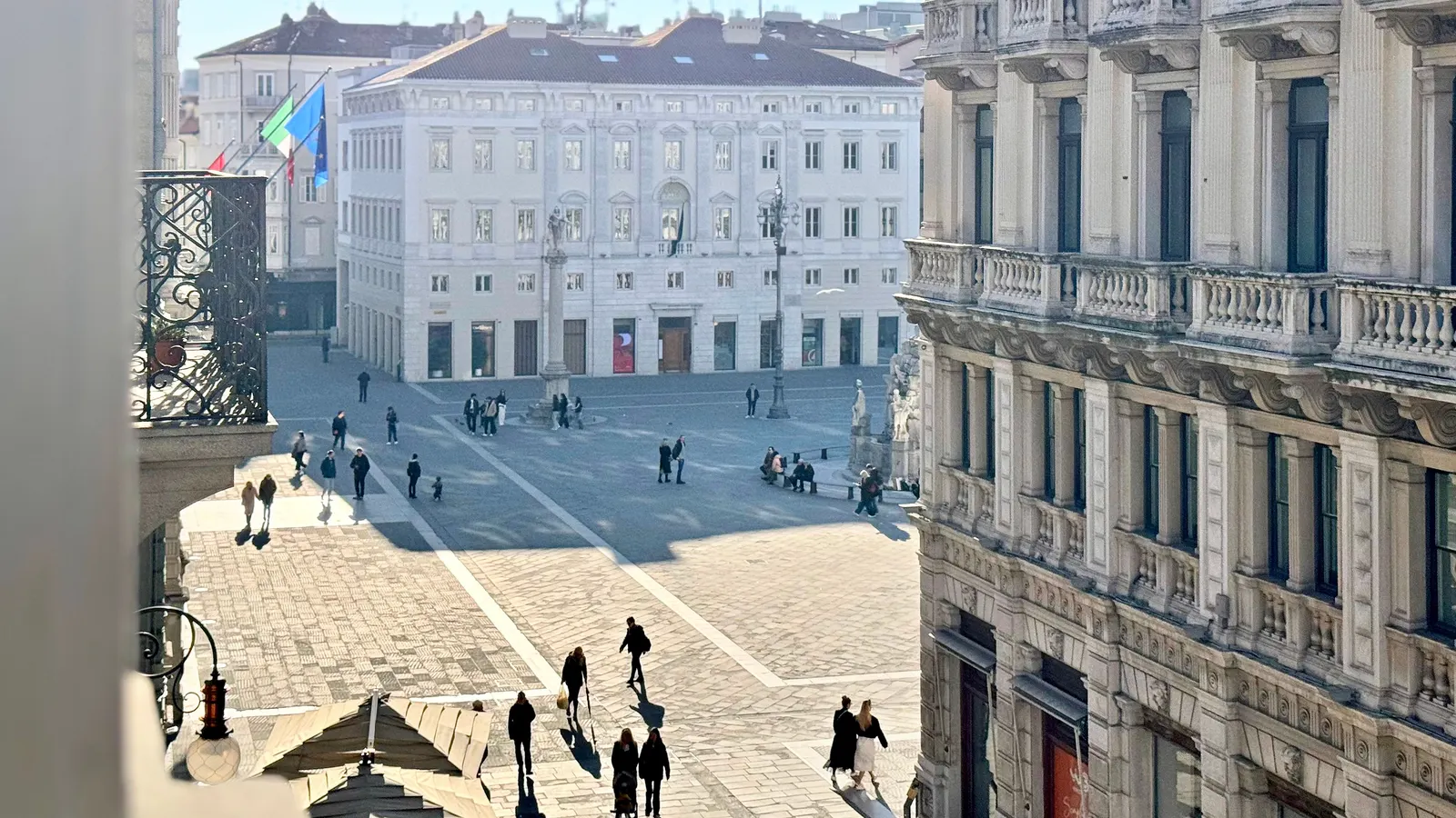 Ufficio affittato in Capo di Piazza, vista su Piazza Unità — La piazza, dalla finestra
