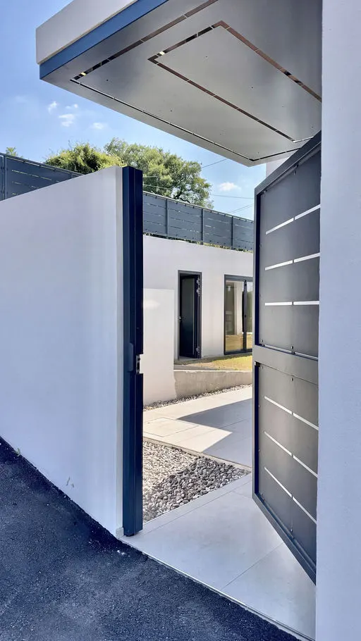 VILLA SU UN LIVELLO CON GIARDINO VISTA MARE — FONTANELLA, MUGGIA