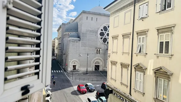 Appartamento in un palazzo del 1898 sulla piazza della Sinagoga — foto 2 di 44