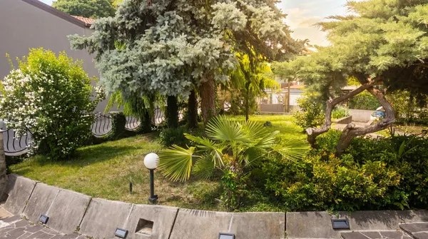 Villa indipendente con tre garage e giardino — Begliano