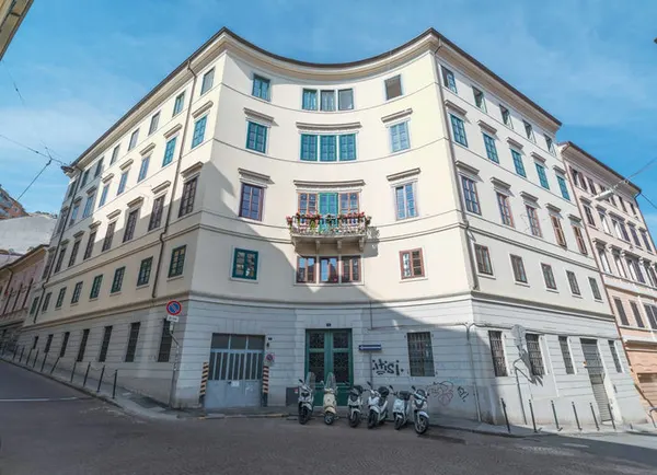 Veliko zgodovinsko stanovanje na Piazza della Valle — Staro mesto — fotografija 1 od 42