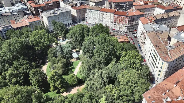 Via Giulia — prenovljeno dvosobno stanovanje s pogledom na mestni park — fotografija 2 od 39