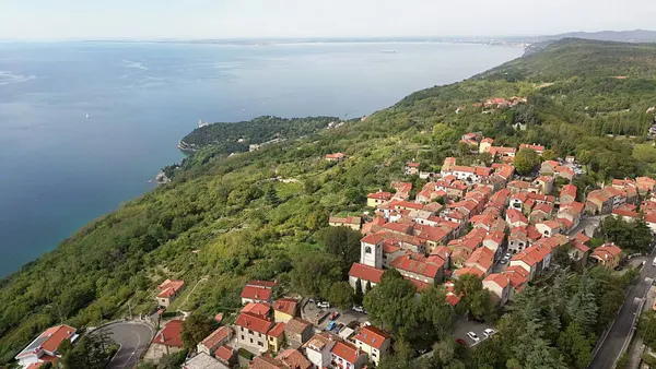 Casa di pietra a Contovello, sopra Miramare