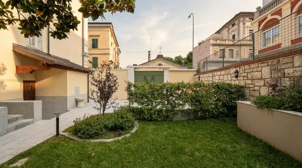Villa ristrutturata a primo ingresso, Via Buonarroti.