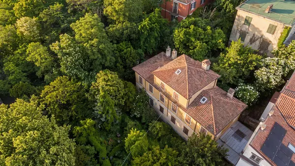 Villa d'epoca da ristrutturare, parco privato — San Luigi