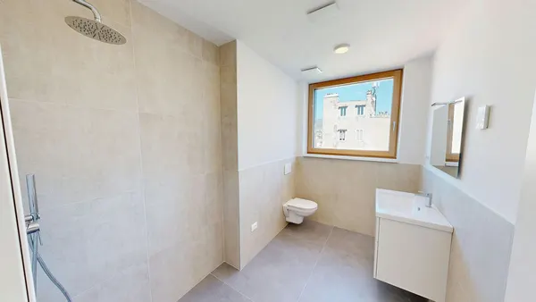 Attico bi-livello vista mare, tre affacci all'aperto e SPA condominiale — Centro, Trieste