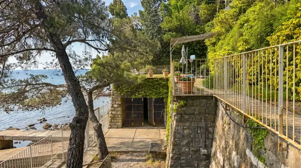 Appartamento 500mq in villa, Costiera, molo in concessione demaniale.