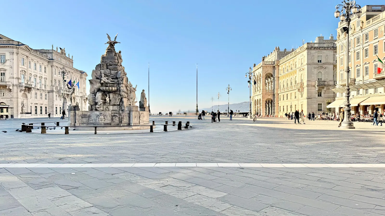 Piazza Unità, a pochi passi