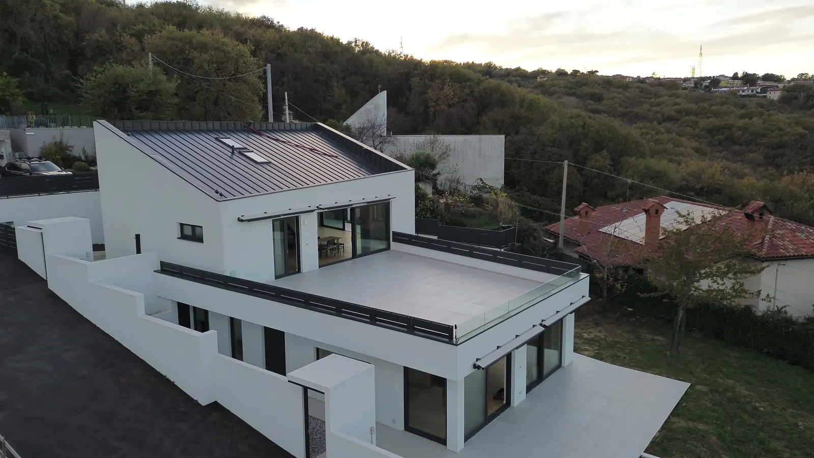Die Terrasse der oberen Villa auf der Eingangsebene