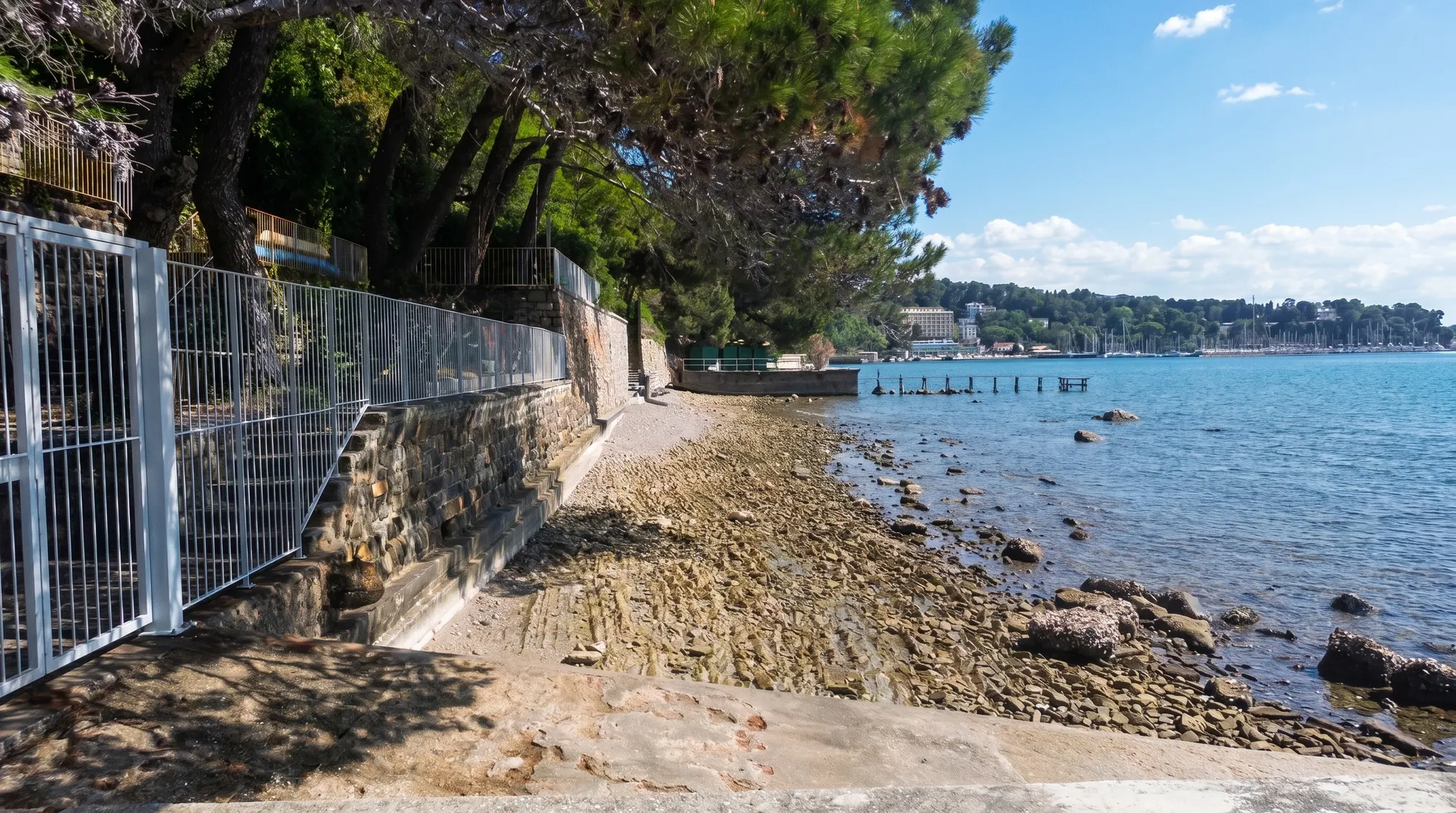 Stanovanje v vili ob Obalni cesti: skupni vrt, pastini in pomol