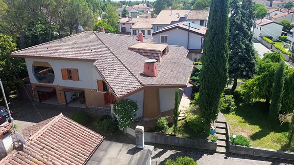 Samostojna vila z dvema garažama in vrtom — Begliano — fotografija 3 od 48