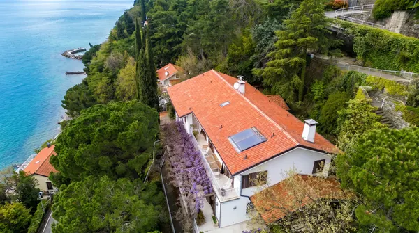 Villa 700mq Strada Costiera, molo privato.