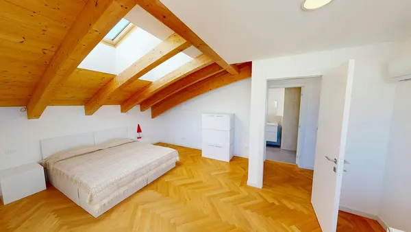 Attico bi-livello vista mare, tre affacci all'aperto e SPA condominiale — Centro, Trieste