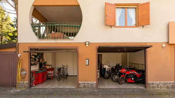 Villa indipendente con tre garage e giardino — Begliano