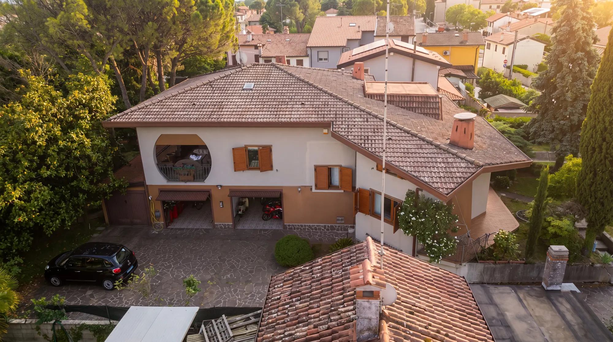 Freistehende Villa mit drei Garagen und Garten — Begliano