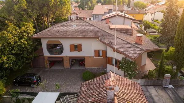 Villa indipendente con tre garage e giardino — Begliano