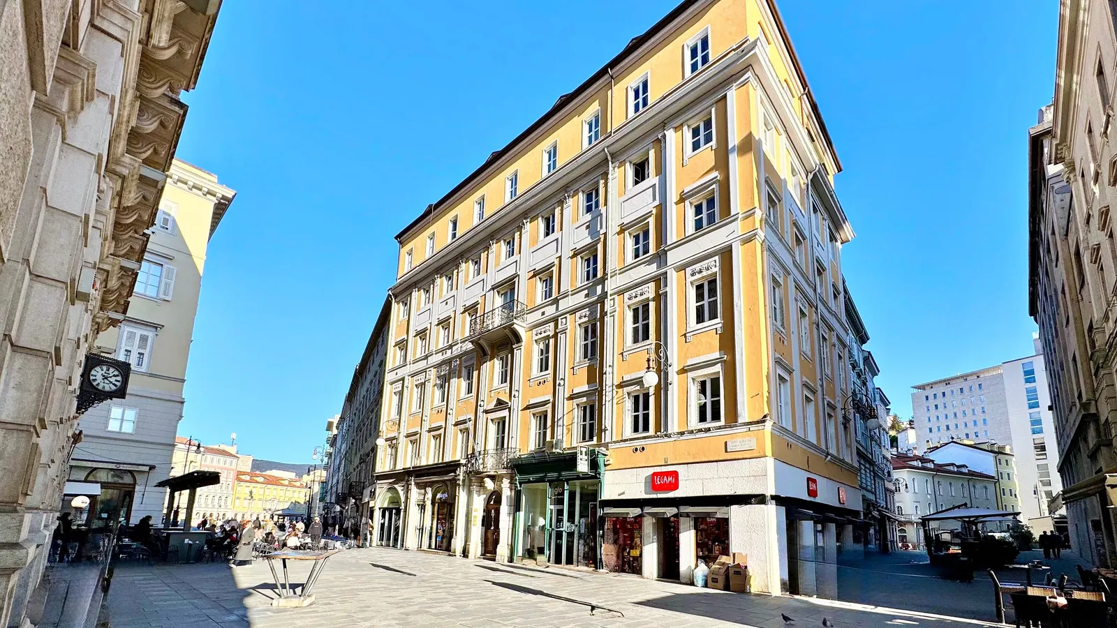 Il palazzo, all'angolo
