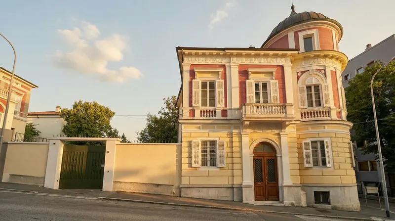 Villa ristrutturata a primo ingresso, Via Buonarroti