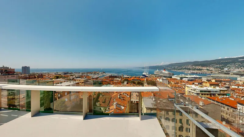 Attico bi-livello vista mare, tre affacci all'aperto e SPA condominiale — Centro, Trieste
