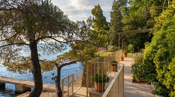 Appartamento in Villa in Costiera: Giardino, pastini e molo condivisi.