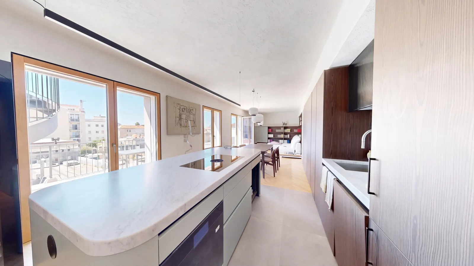 La cucina: isola in marmo, lavello sottotop