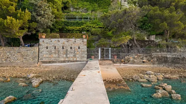 Villa 700mq Strada Costiera, molo privato.