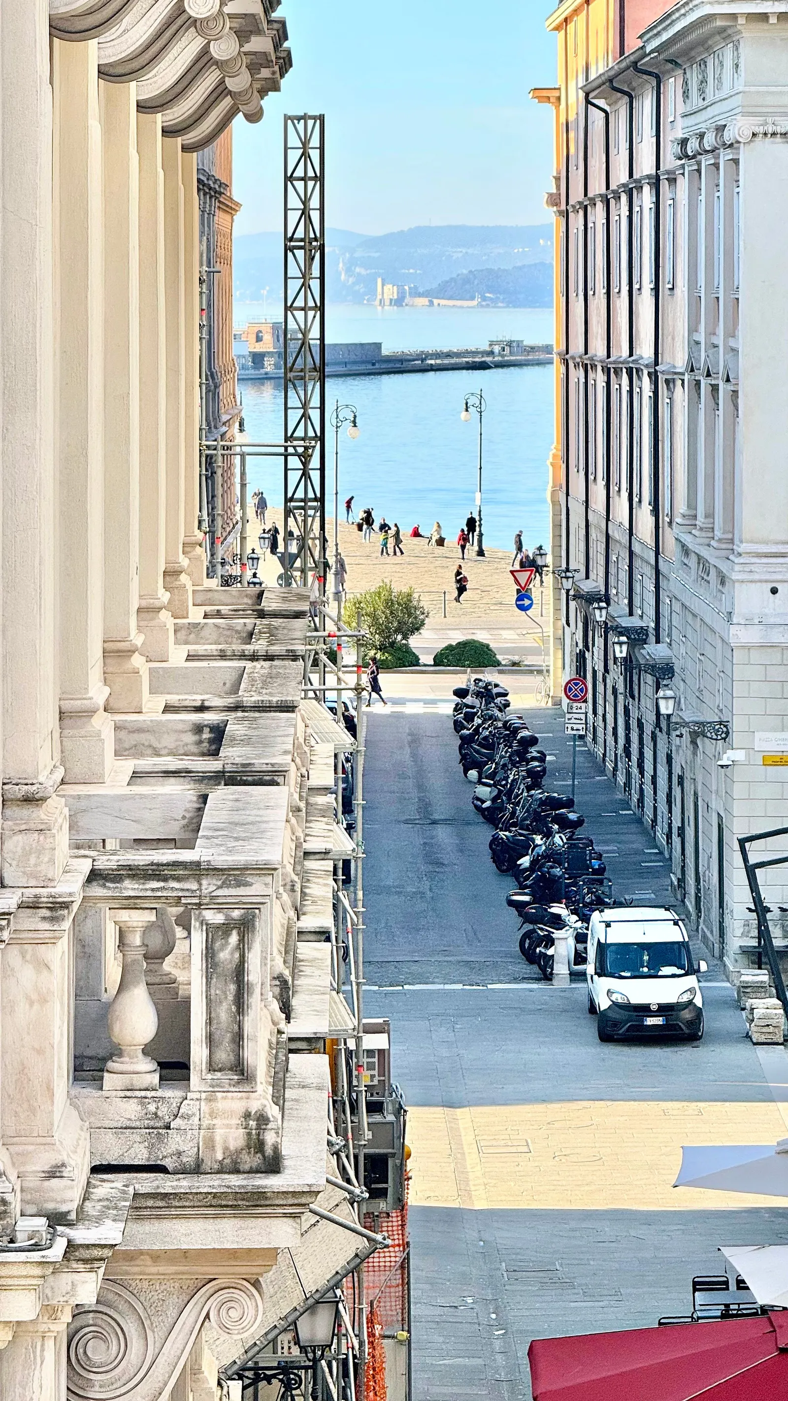 In fondo alla strada, il mare