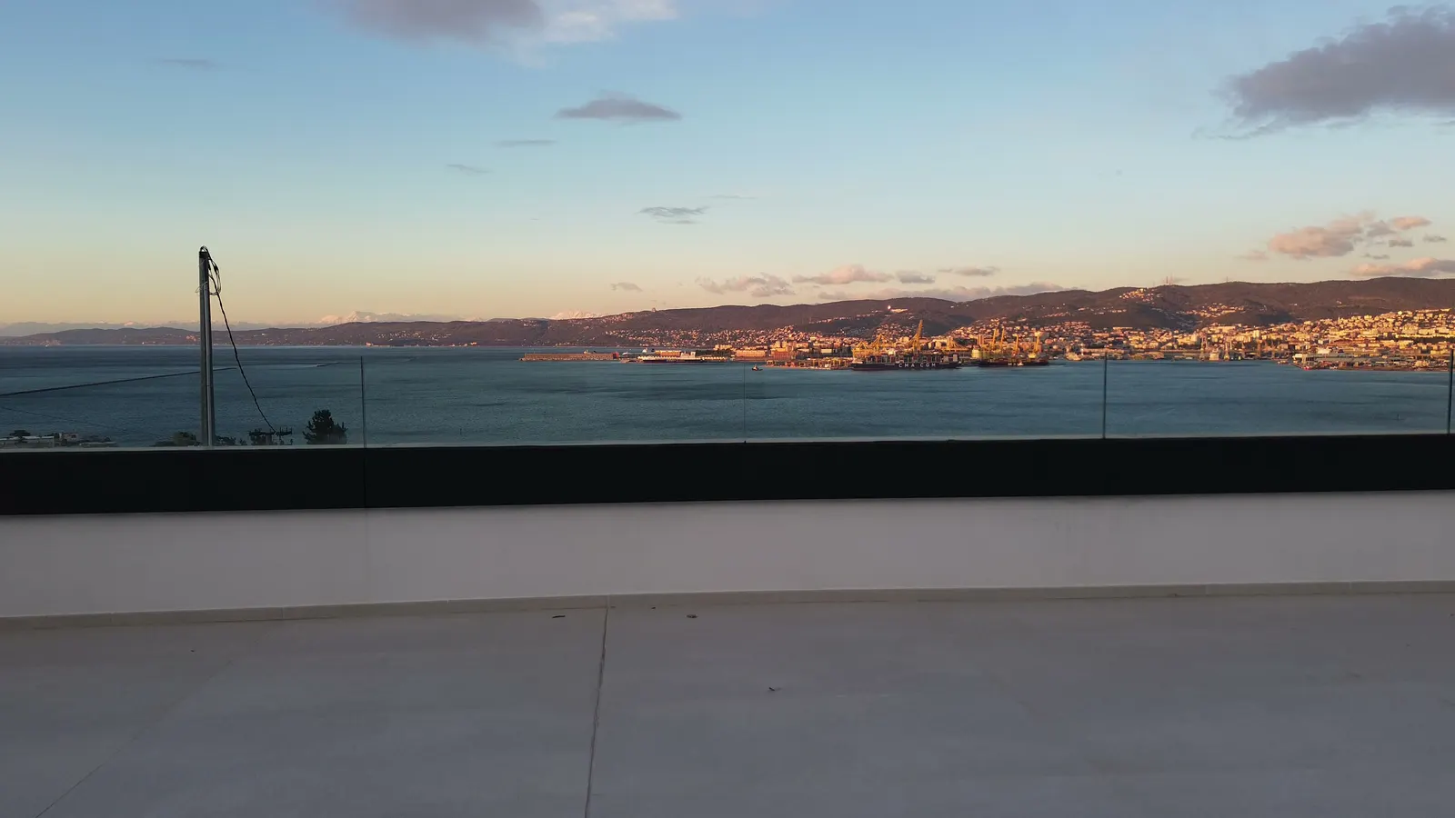 Villa contemporanea vista golfo — Vanisella, Muggia — Tre minuti dentro la casa.