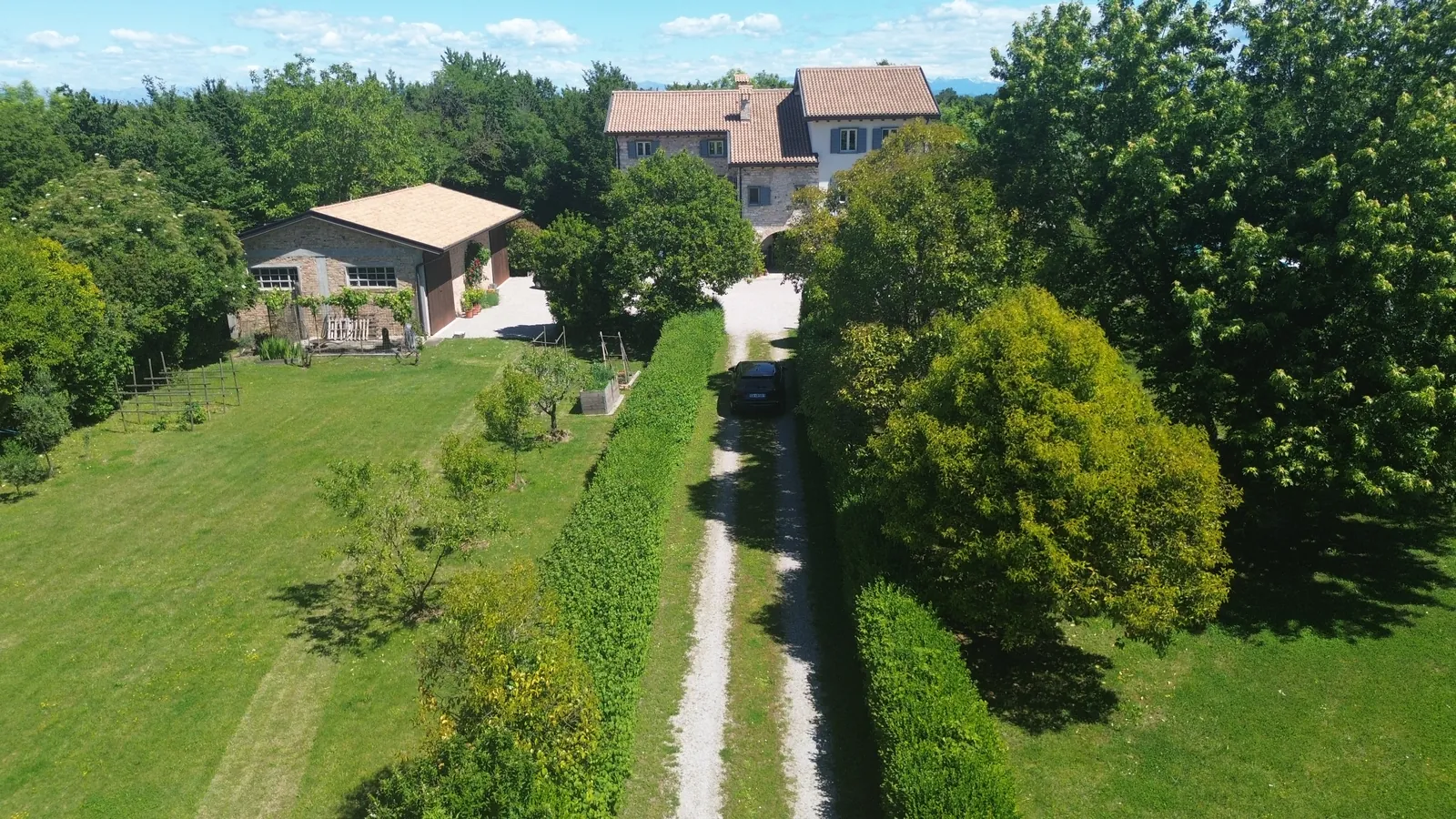 Z drona, 9 m nad točko vzleta
