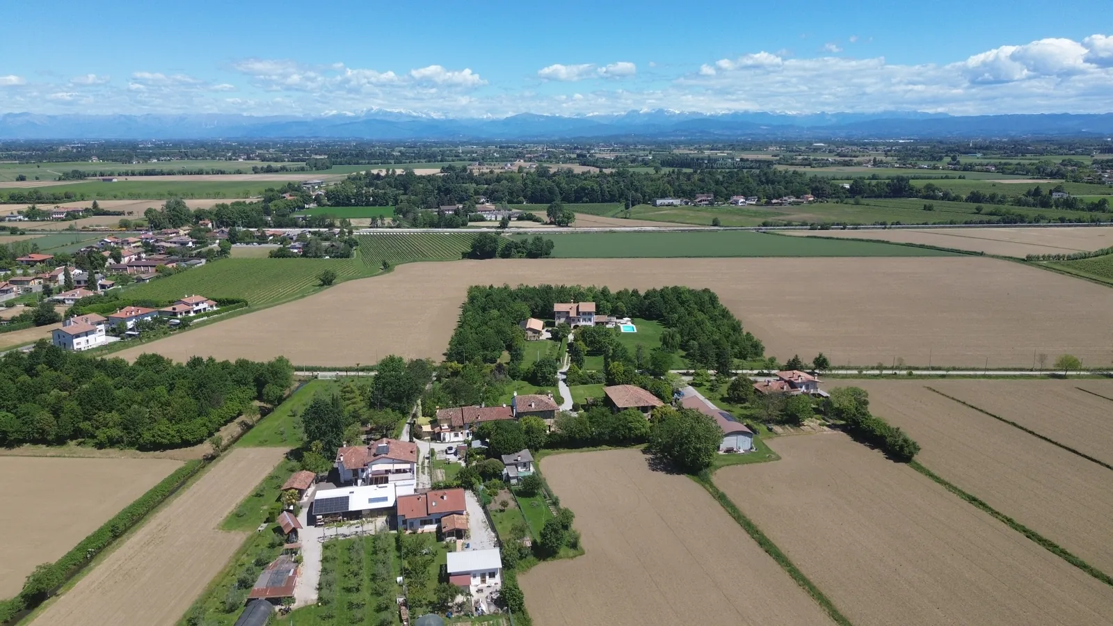 Z drona, 83 m nad točko vzleta