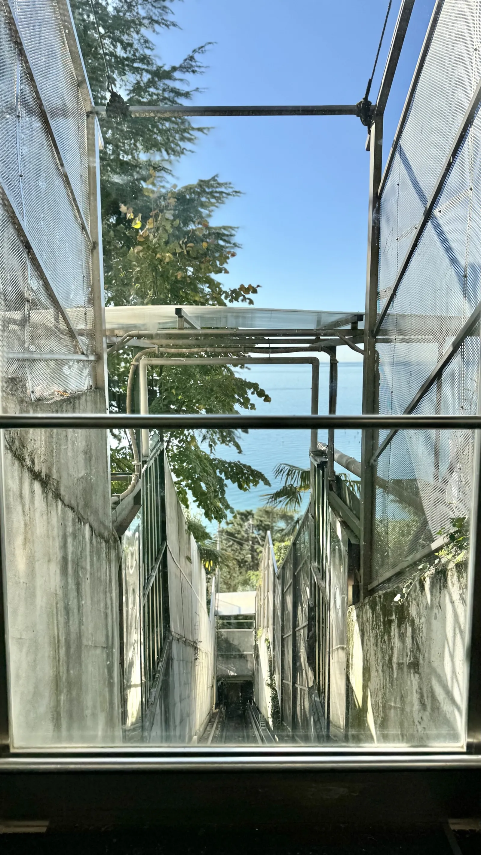 Dalla cabina dell'ascensore inclinato, verso il mare