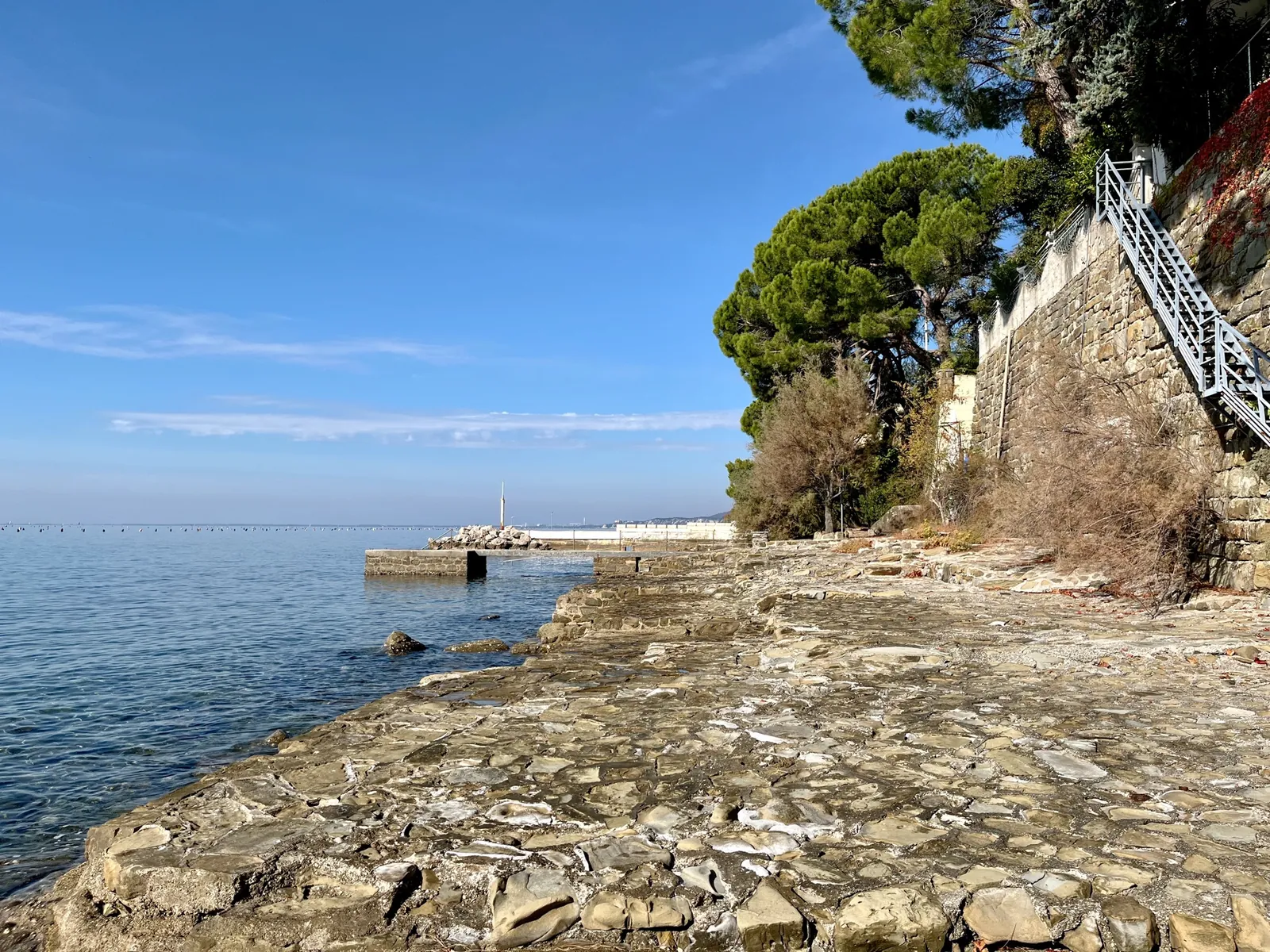 La riva sotto le ville, con la scala e il molo