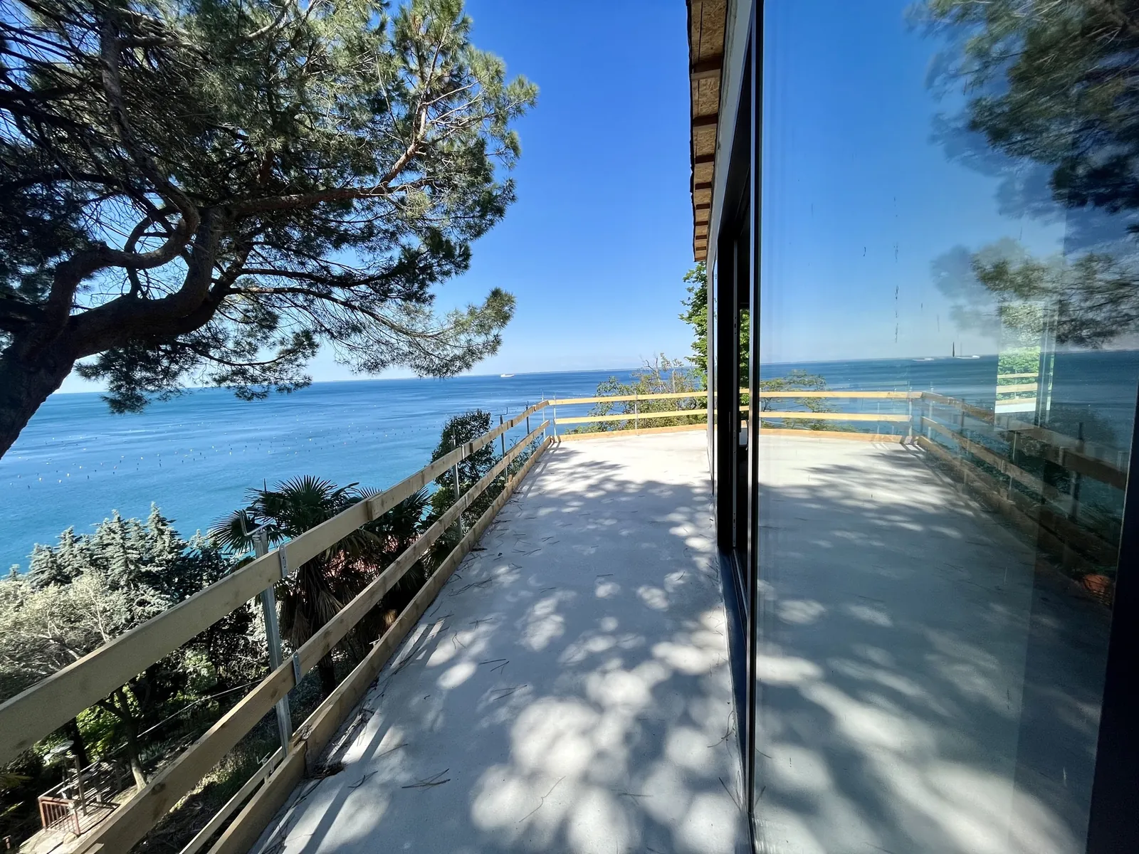 La terrazza dell'ultimo piano col parapetto provvisorio
