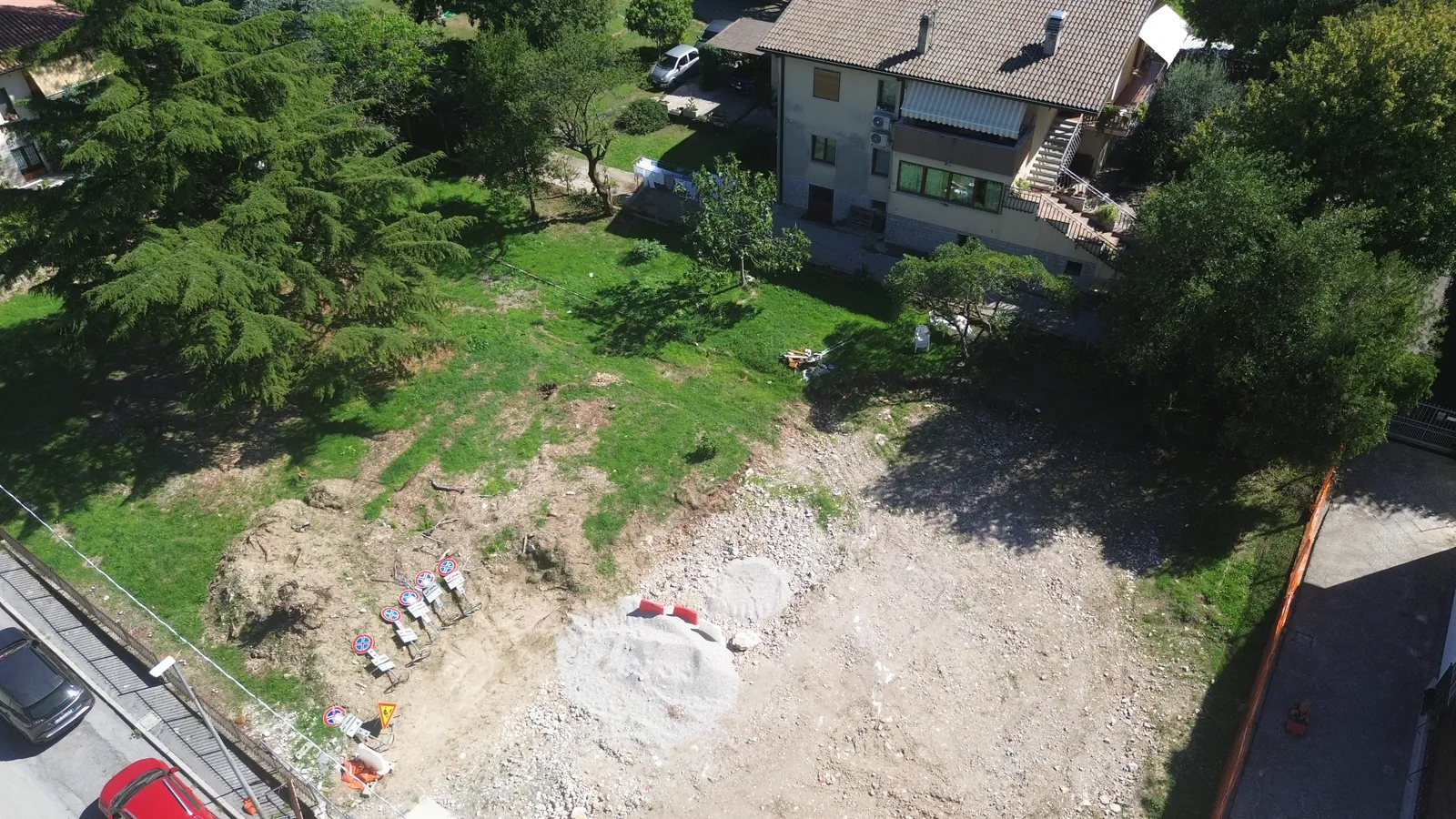 Dal drone, 25 m sopra il lotto, al decollo