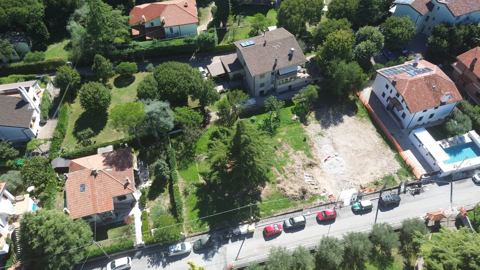Dal drone, 63 m sopra il lotto, al decollo